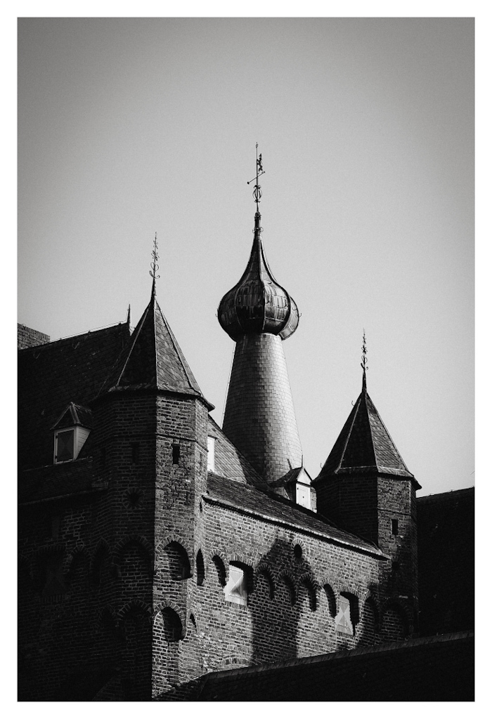 Close-up of the main building and towers of the castle near Doorwerth, in black and white. 