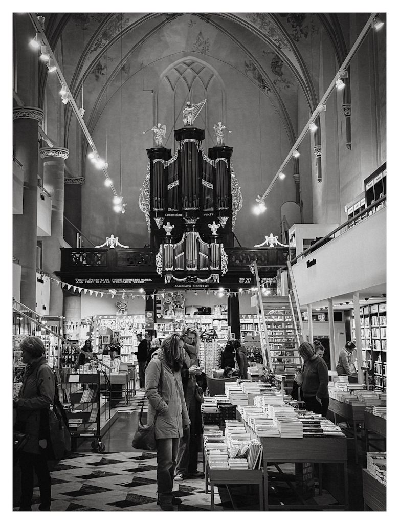 Interior of the Van der Velden bookstore in the church ‘Broerenkerk’ in Zwolle, The Netherlands. In black and white. 