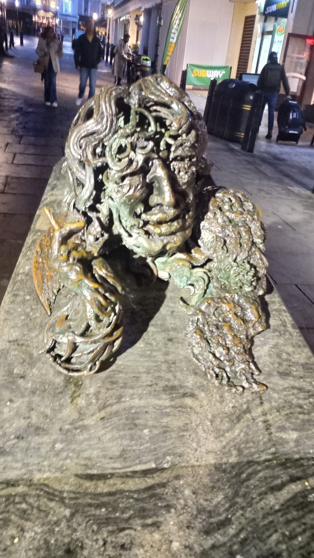 Statue of Oscar Wilde, with a fag on, holding court