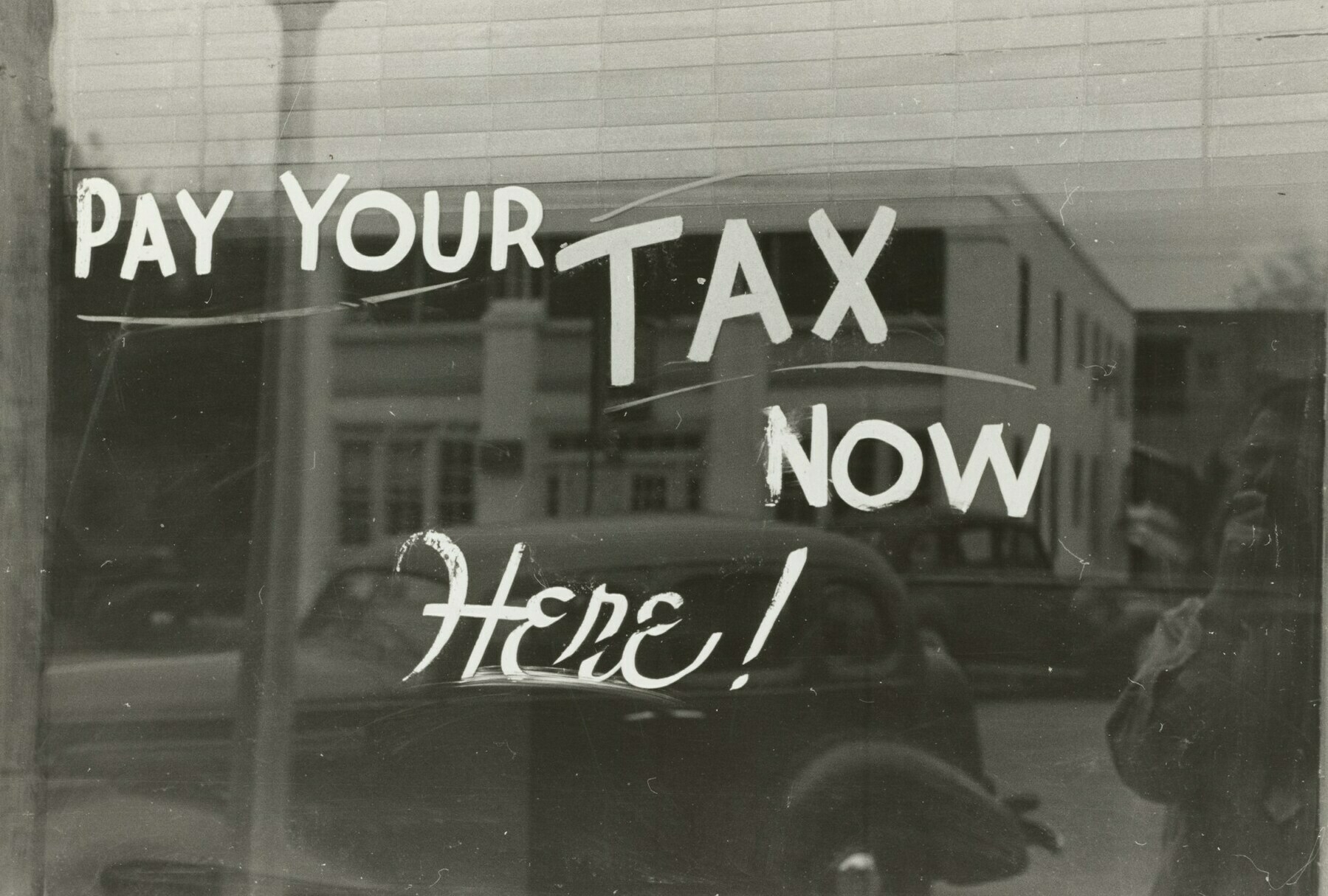 'Pay your tax now here!' sign. Sign, Harlingen, Texas. 1939. Photographer Lee Russell