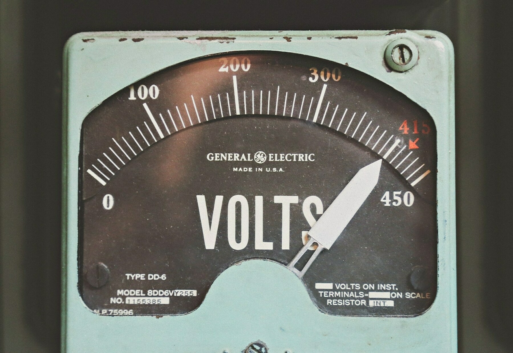 Auto-generated description: A vintage voltmeter by General Electric displays a reading of around 415 volts against a 450-volt scale.
