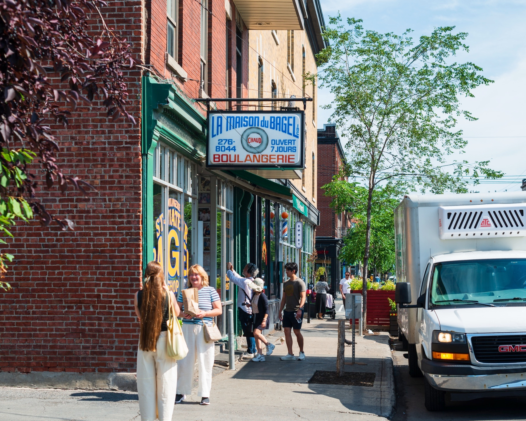 Sign for St-Viateur Bagel in Montreal reading "La Maison du Bagel"