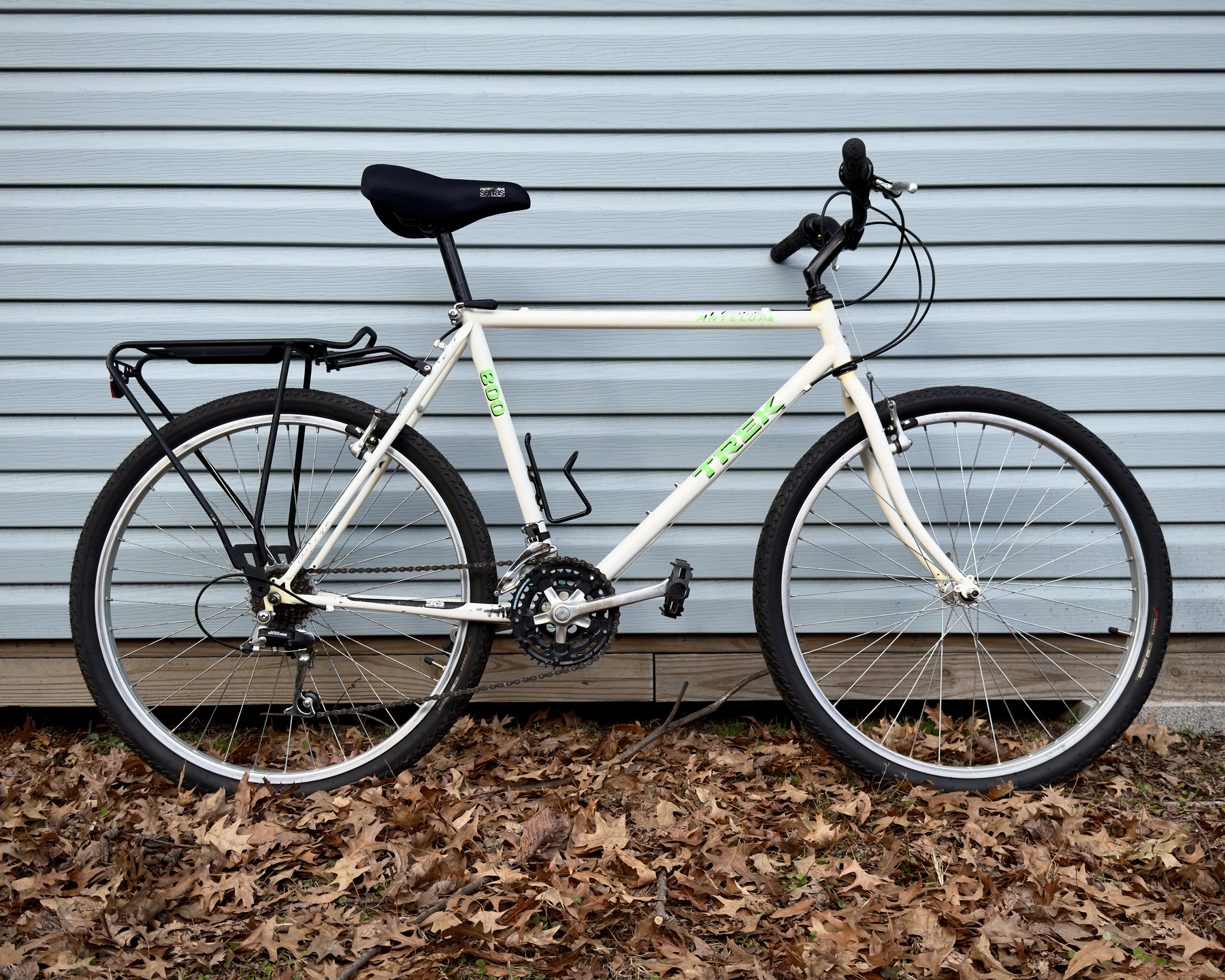 1990 Trek Antelope 800 bike in front of my shed