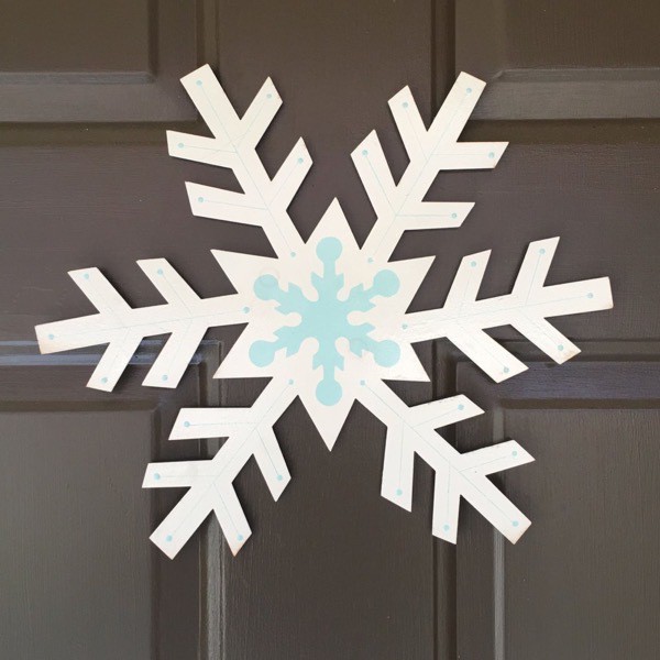 Snowflake magnet on the front door