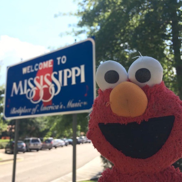 Elmo with the Mississippi welcome sign