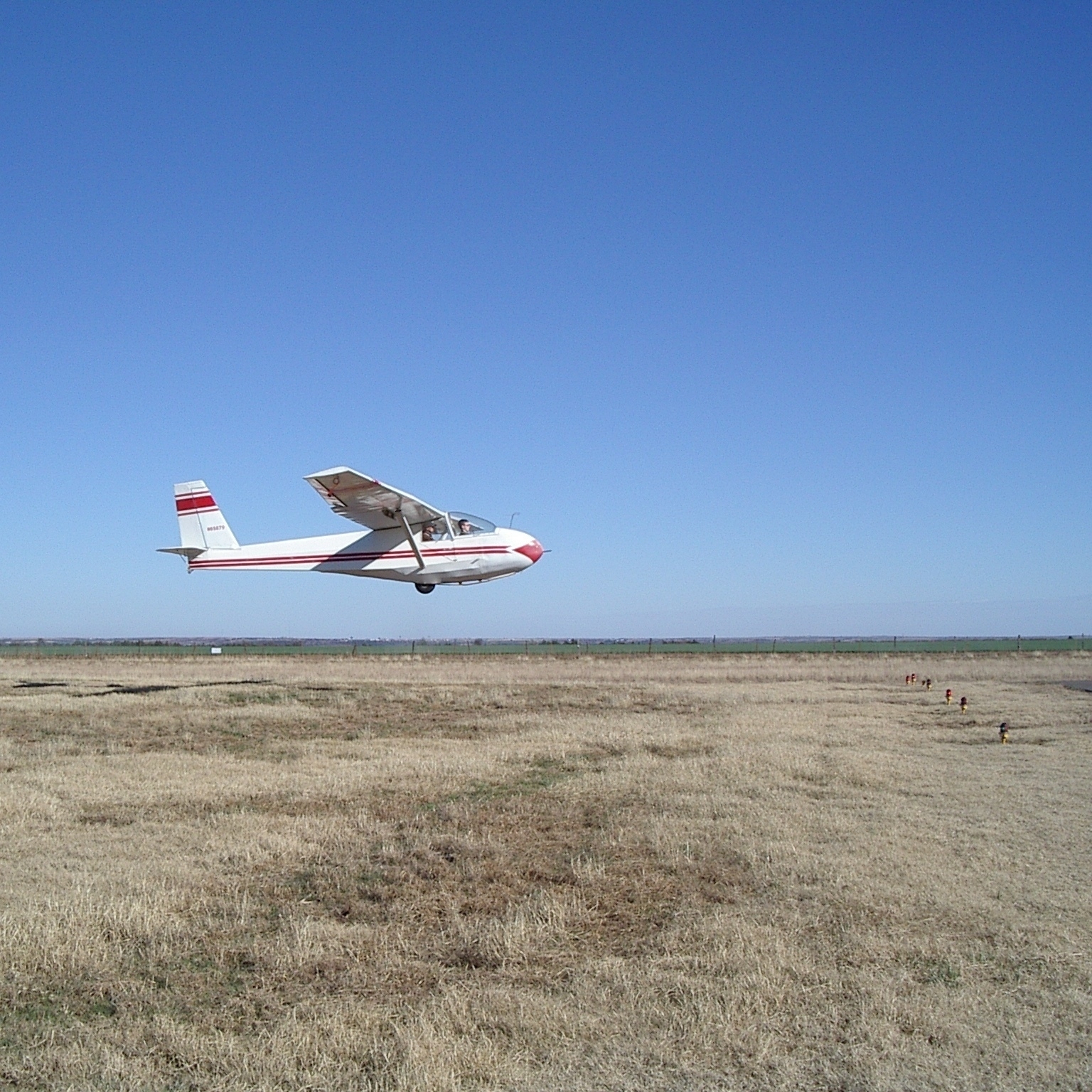 Glider on short final, 2003