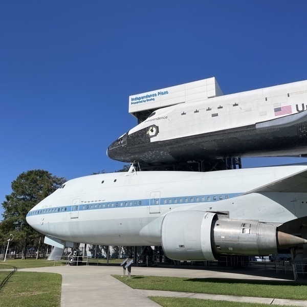 Side view of Space Shuttle Independence on NASA 905 carrier