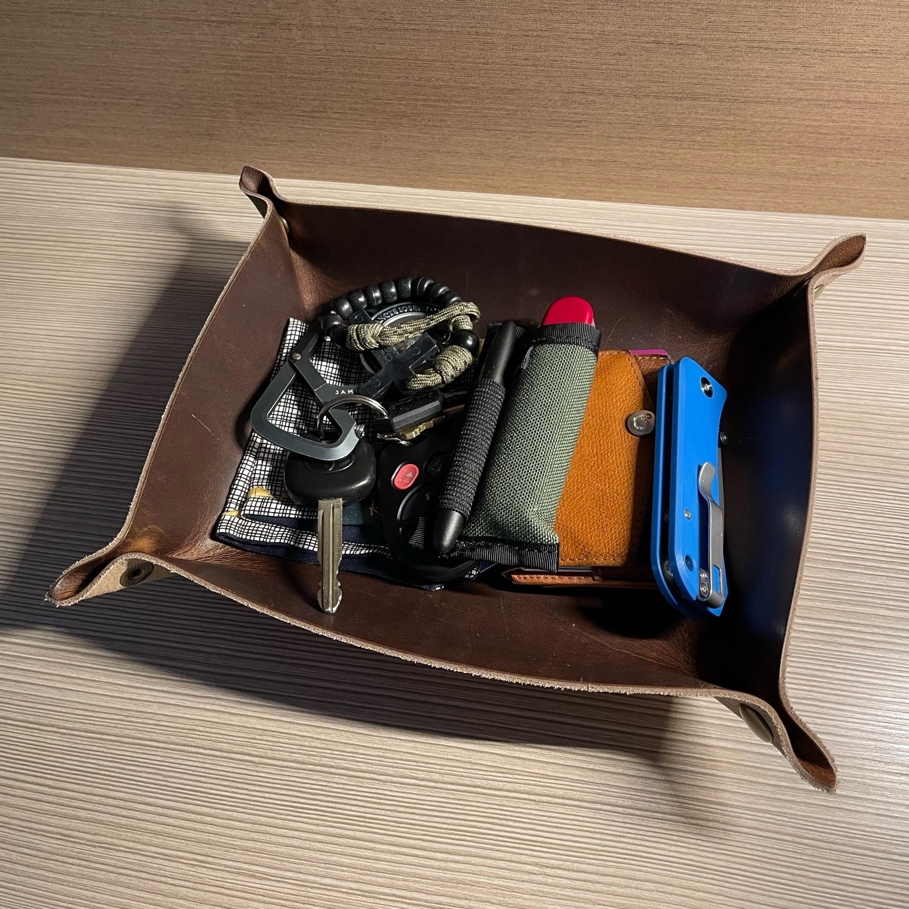 Portable valet tray with contents of pockets