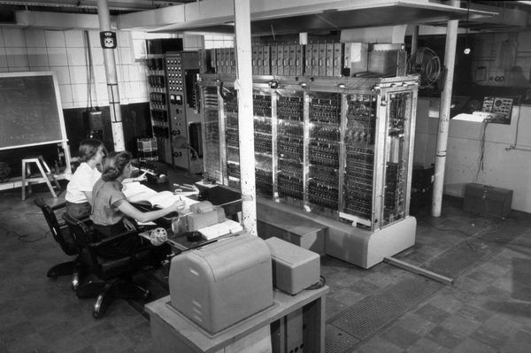 Computador MANIAC no Los Alamos National Laboratory