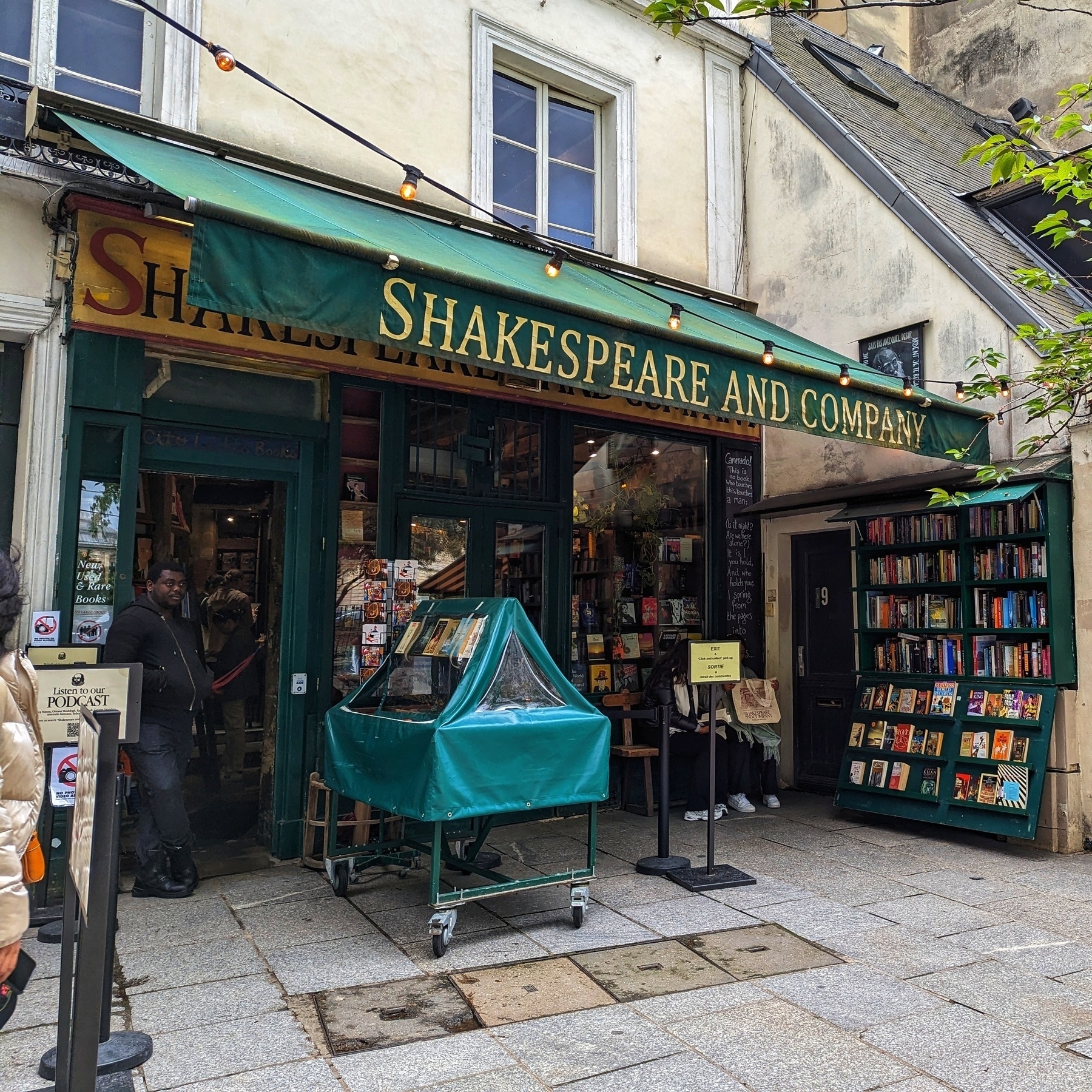 Facade of Shakespeare and Company bookstore 