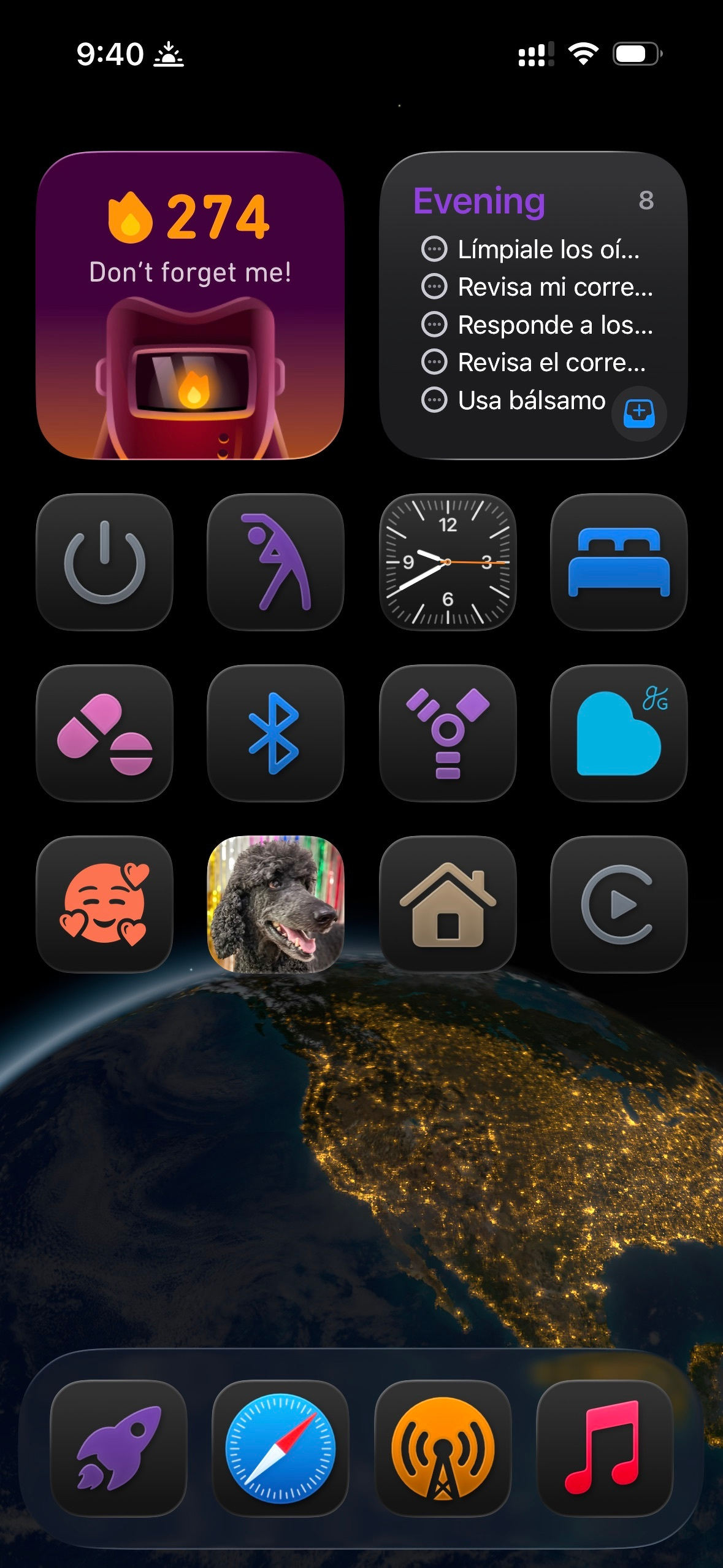 An iOS home screen in Large icon mode without labels under the icons, showing the same thing as the Small icon mode screenshot before this.