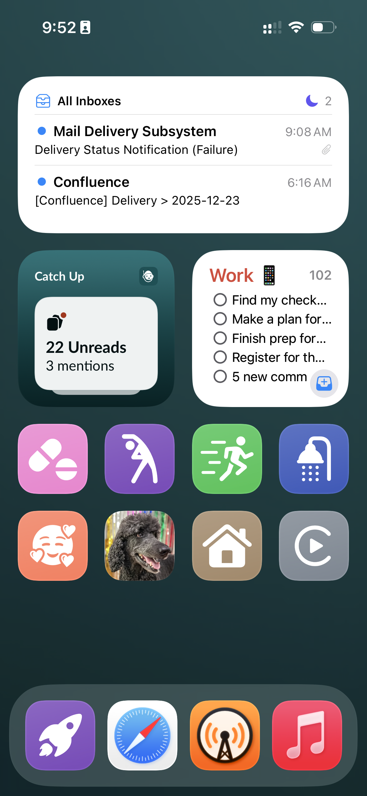 An iOS home screen in Large icon mode without labels under the icons, showing the same thing as the Small icon mode screenshot before this.