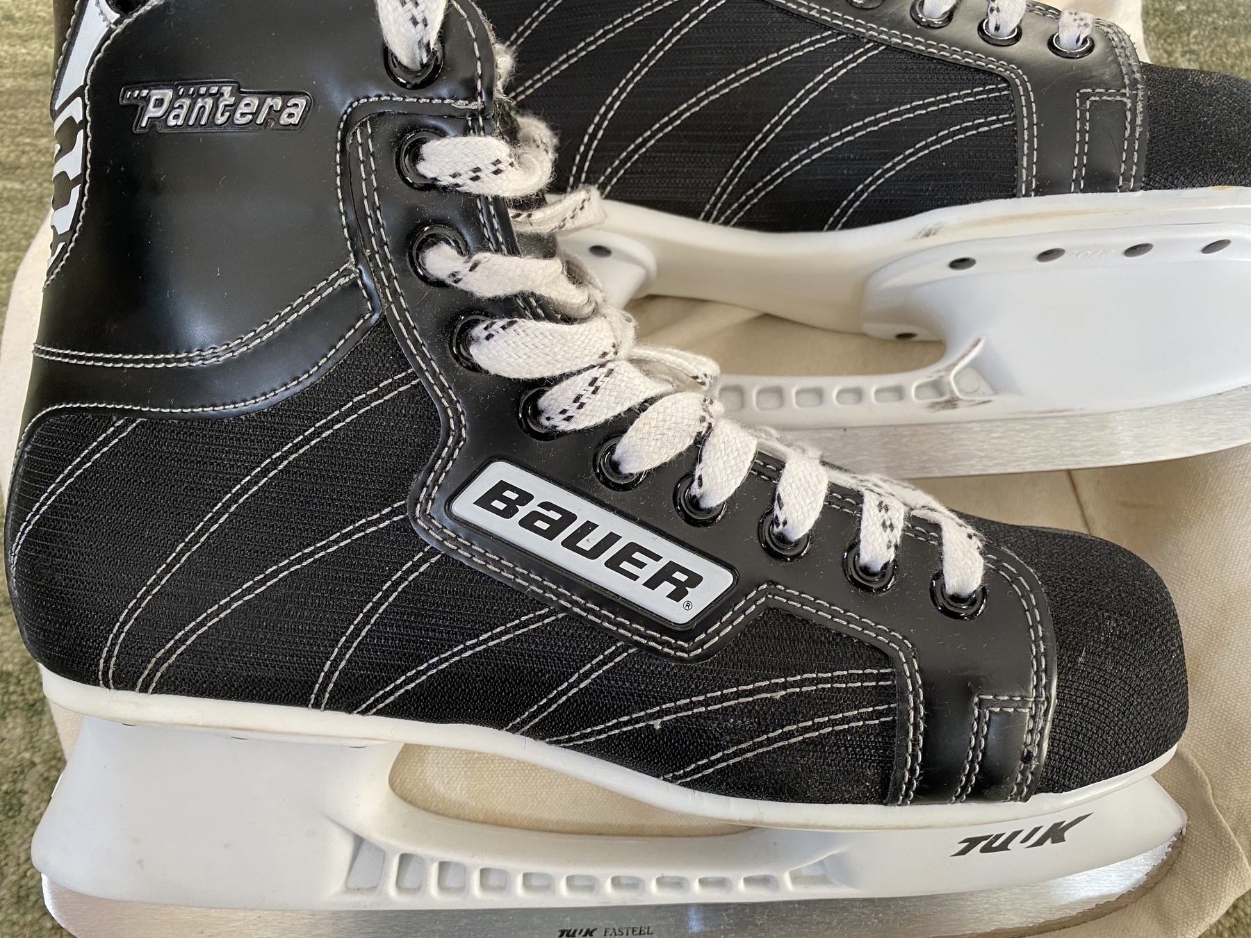 Close up of a pair of black hockey skates.
