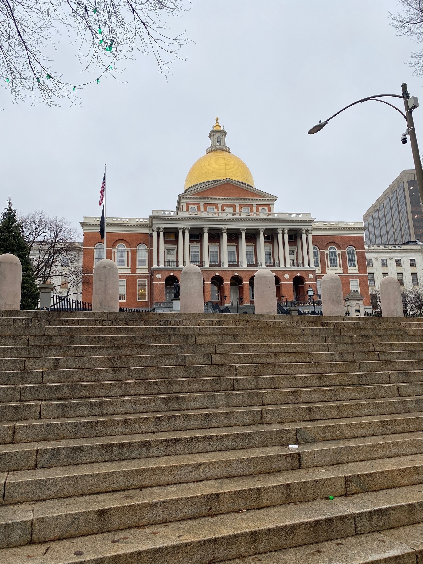 View of the Masschusetts capitol building from the front.