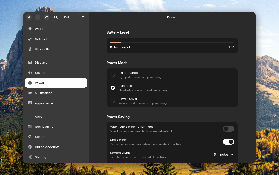 A computer screen displays power settings with options for battery level, power mode, and power saving features in a user interface window.