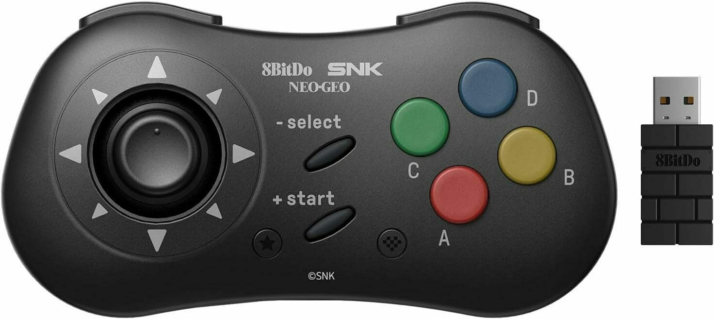 Controller 8BitDo Neo-Geo con dongle in dotazione. Per capirsi, sono i pad che hanno la croce direzionale con i microswitch come l'originale per Neo-Geo CD.