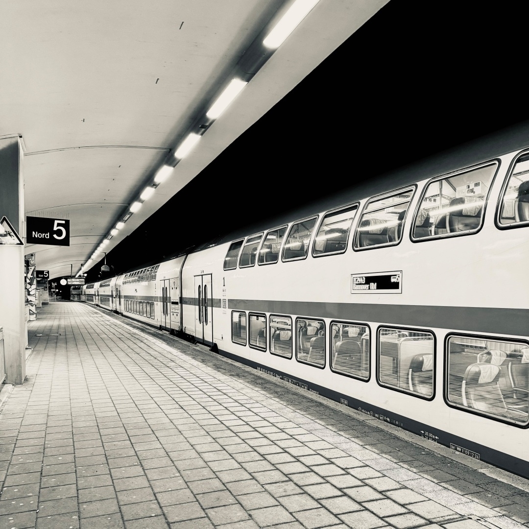 The IC stands at the platform in Koblenz.