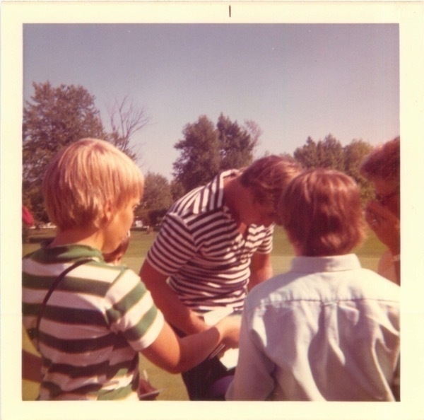 Bobby Orr autographs his hockey card