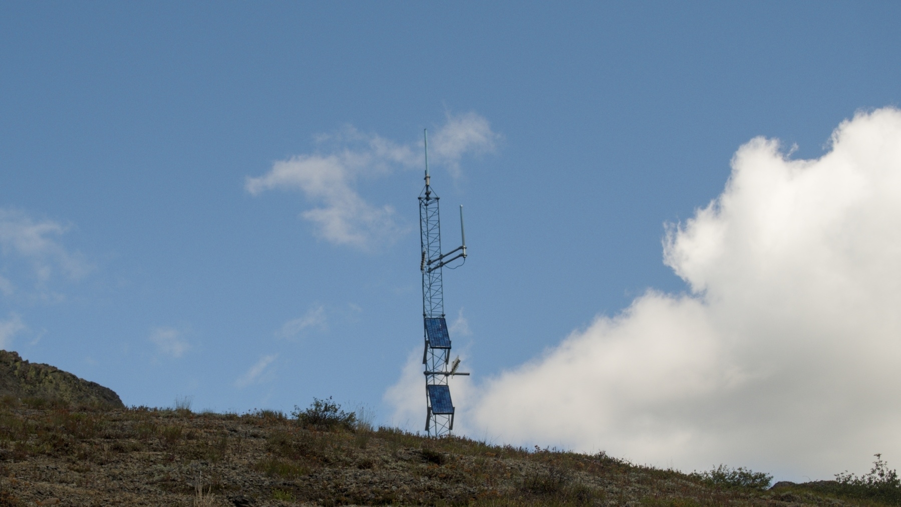 radio antenna on the skyline