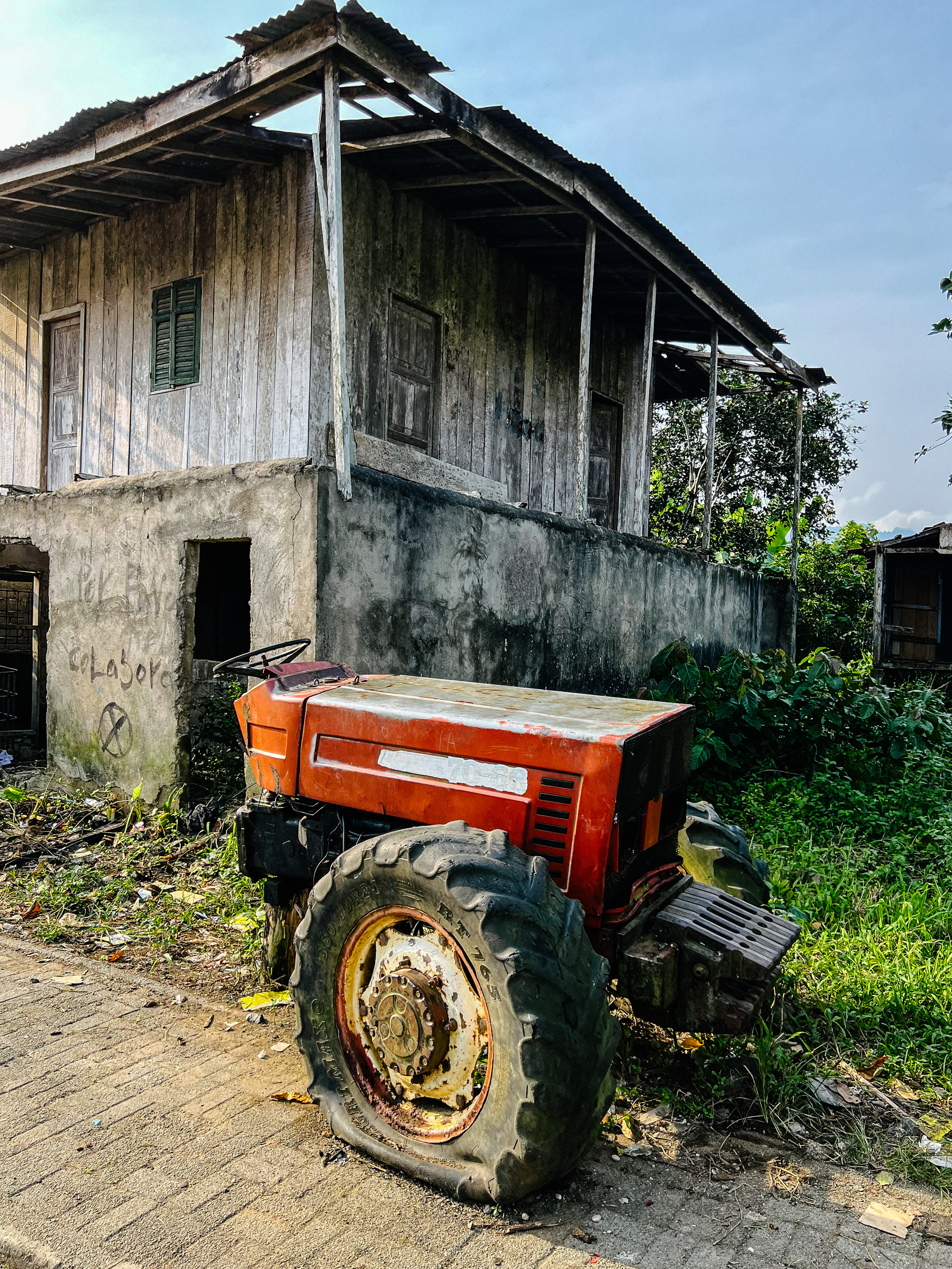 Half a tractor, in front of a classic house from Príncipe. 