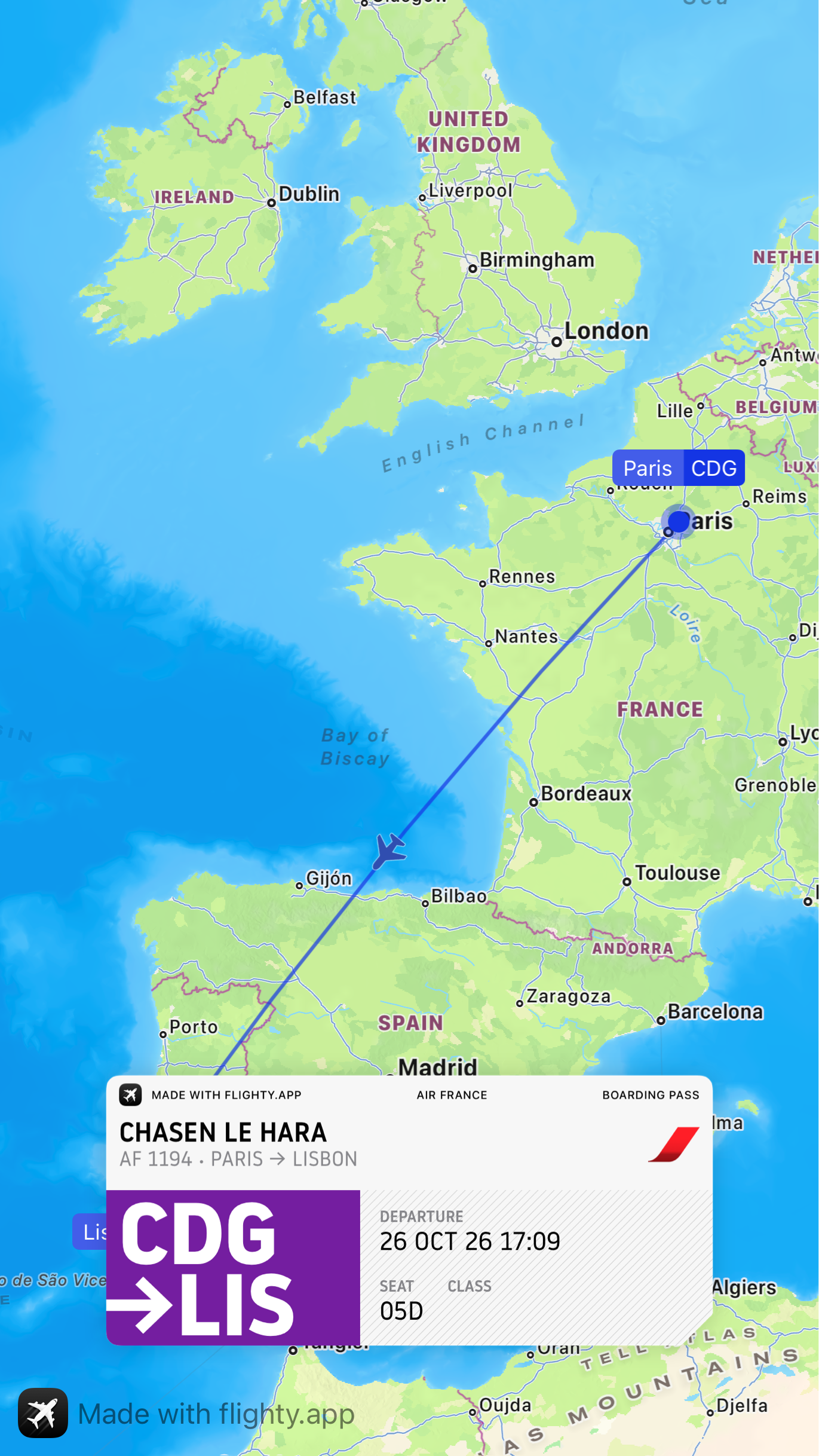 A flight from Paris Charles de Gaulle (CDG) to Lisbon (LIS) is shown mid-route over northern Spain, with departure details for Chasen on October 26 at 15:09 PM.
