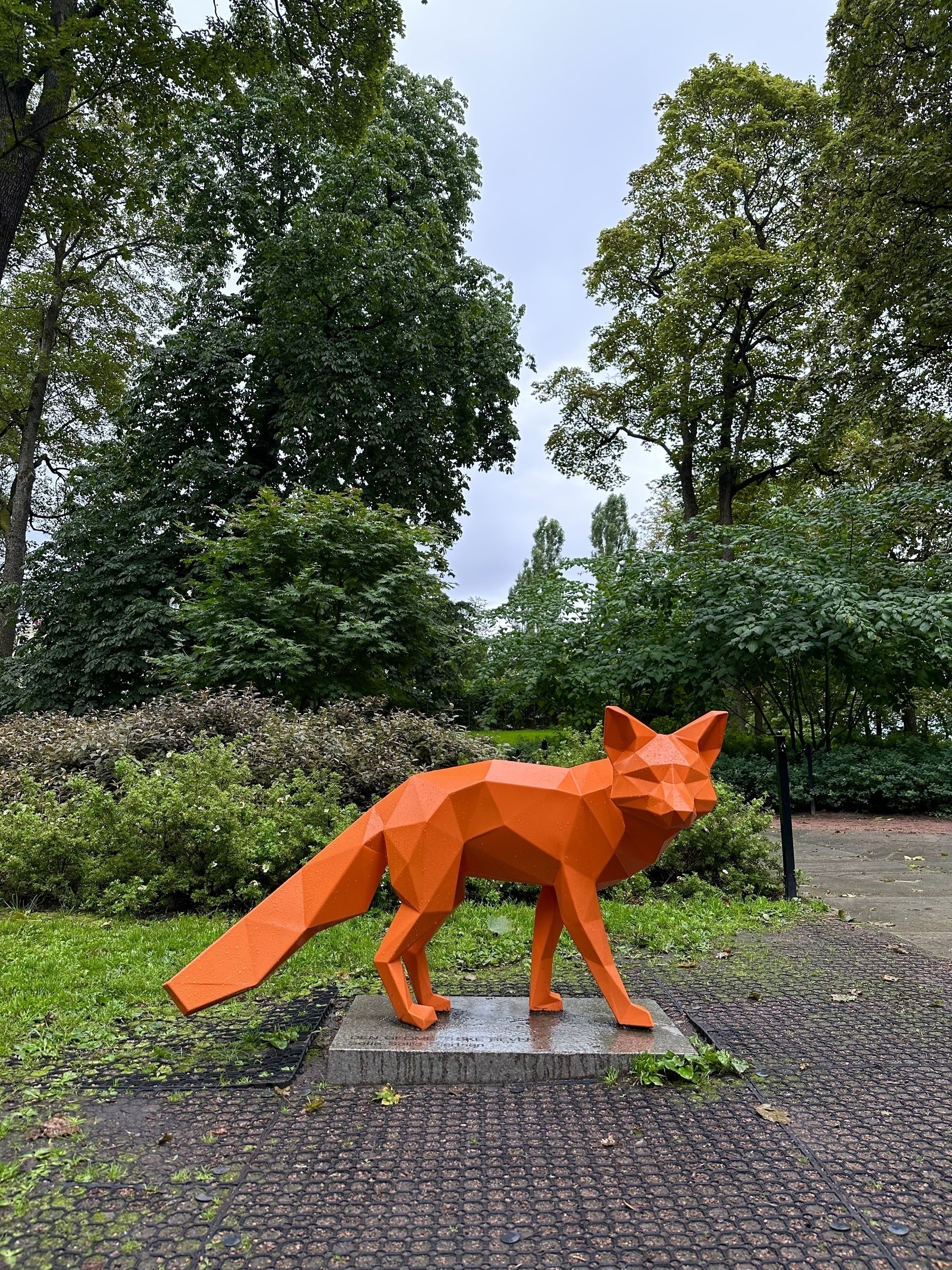 A low polygon orange statue of a fox.