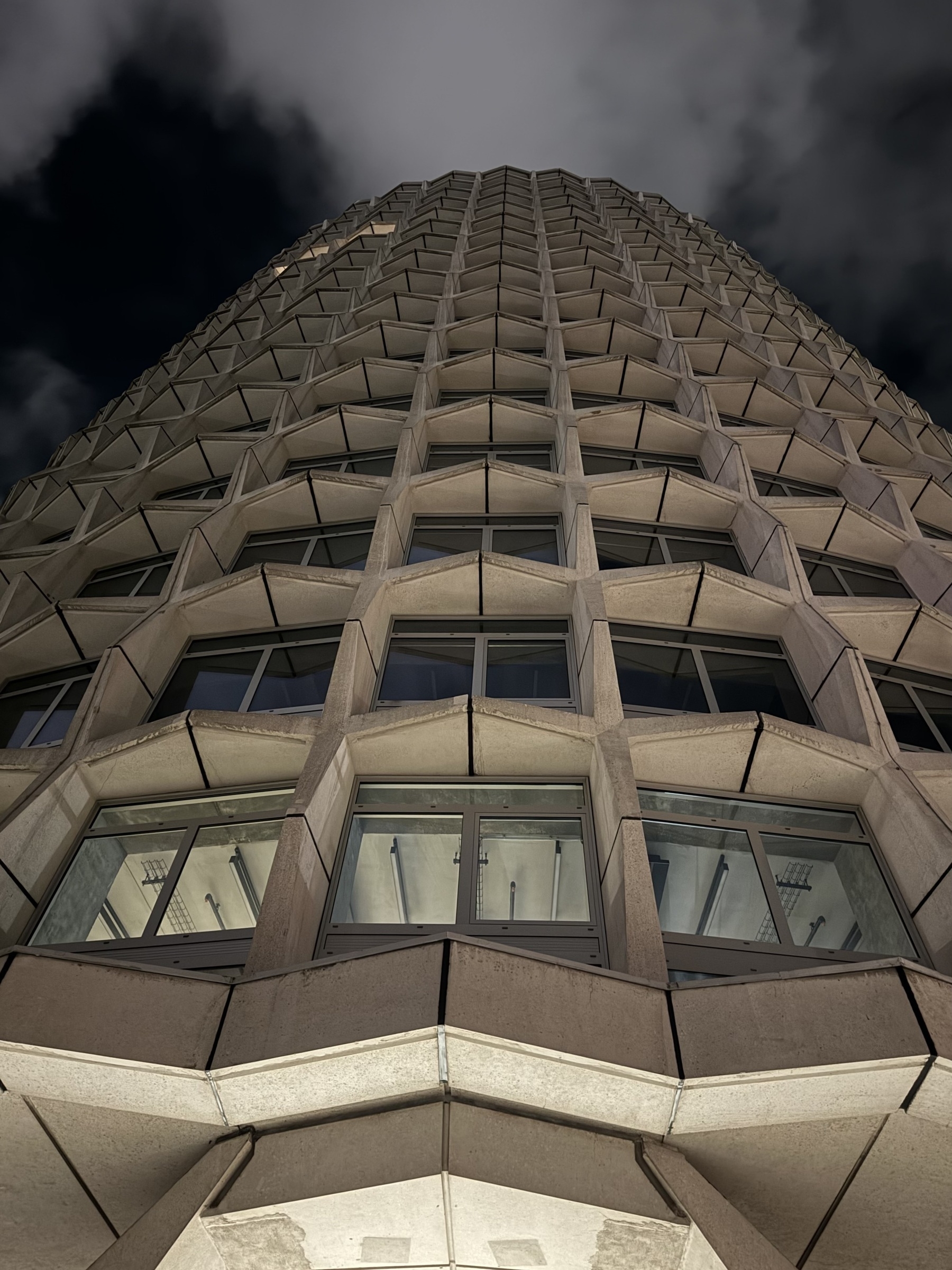 A circular concrete tower rising up in to the sky.