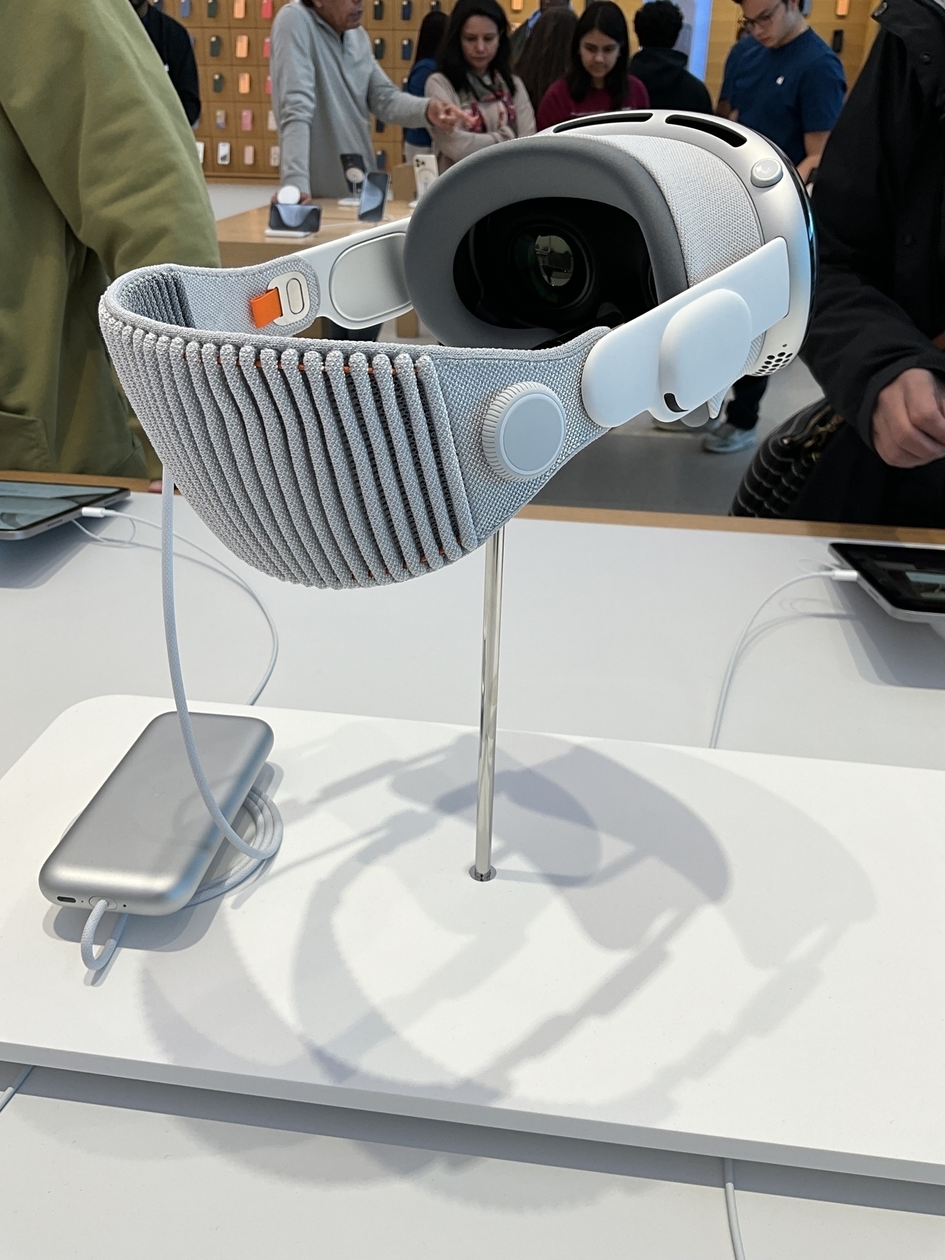 Display of the Apple Vision Pro, taken from the back, showing the headband and the battery attached to the left side