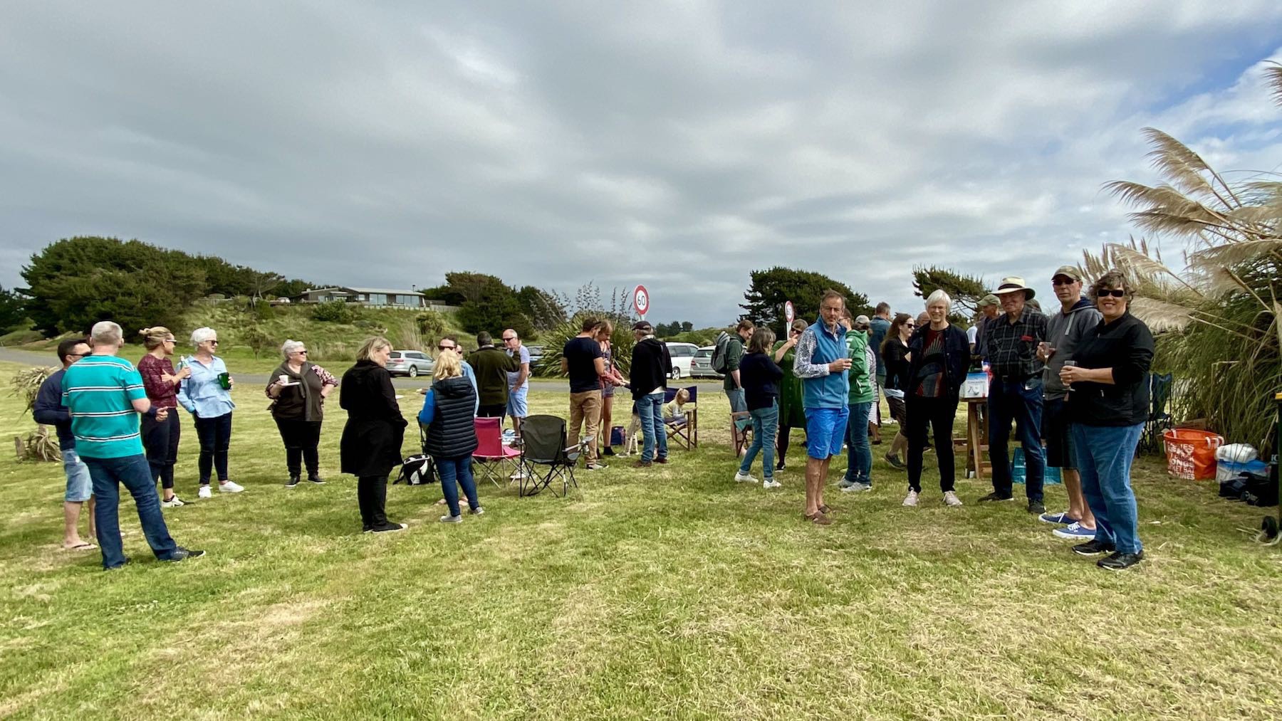 Wide shot of a large number of the attendees. 