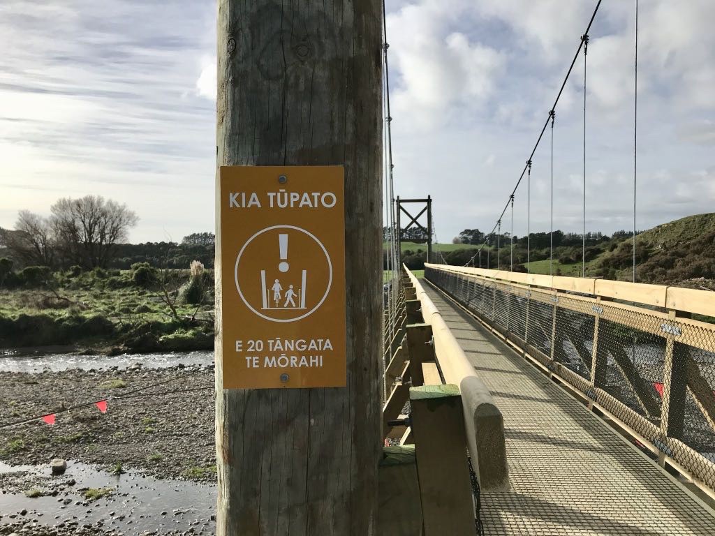 Sign in Māori and English: no more than 20 people on the bridge at once. 