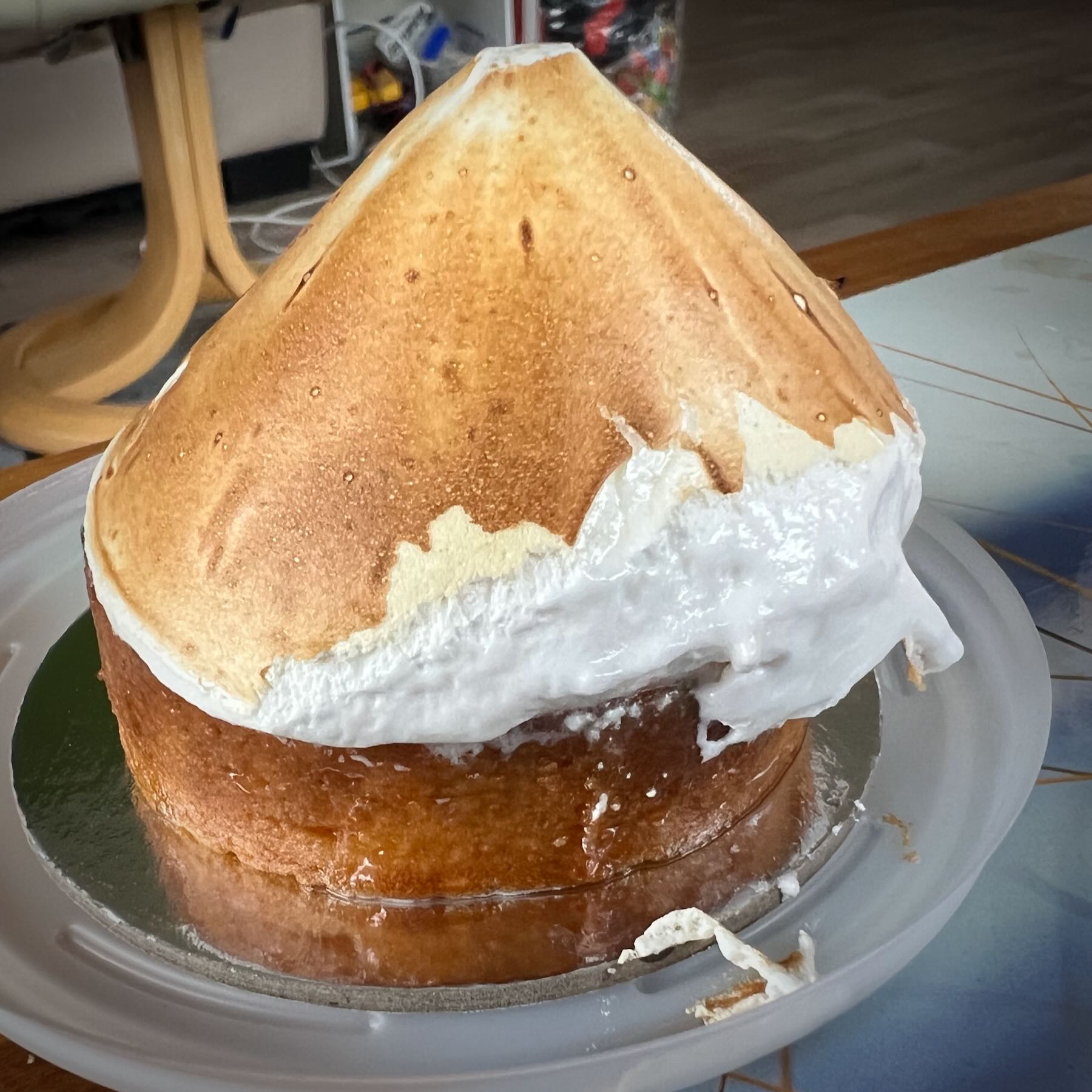 A small tart shaped rather like Mt Fuji, with crust below and browned cream or meringue on top. 
