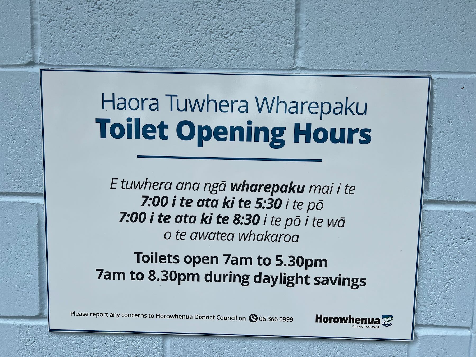 Bilingual sign about opening hours. 