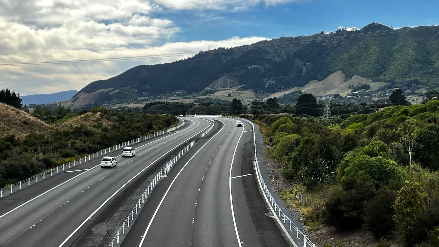 Kāpiti Expressway from an overbridge. 
