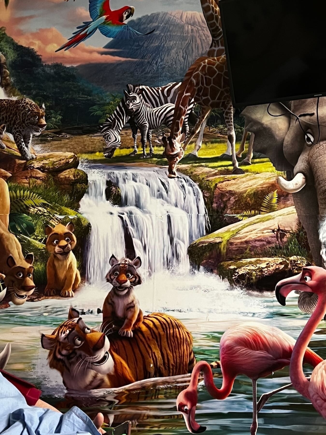 Mural of happy jungle animals.