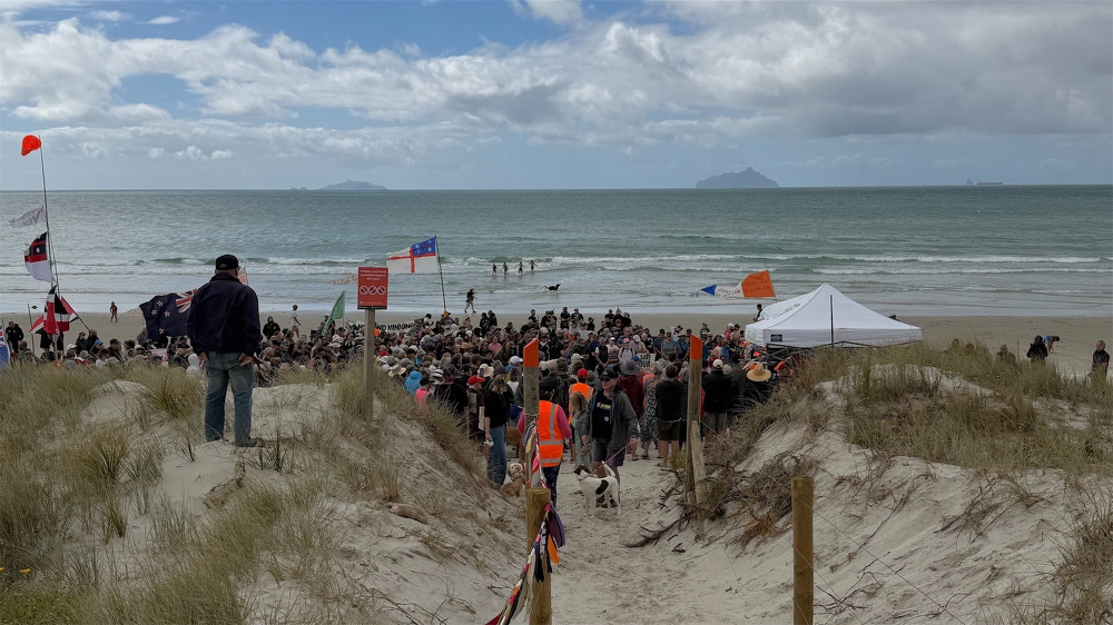 The crowd as we left the beach. 