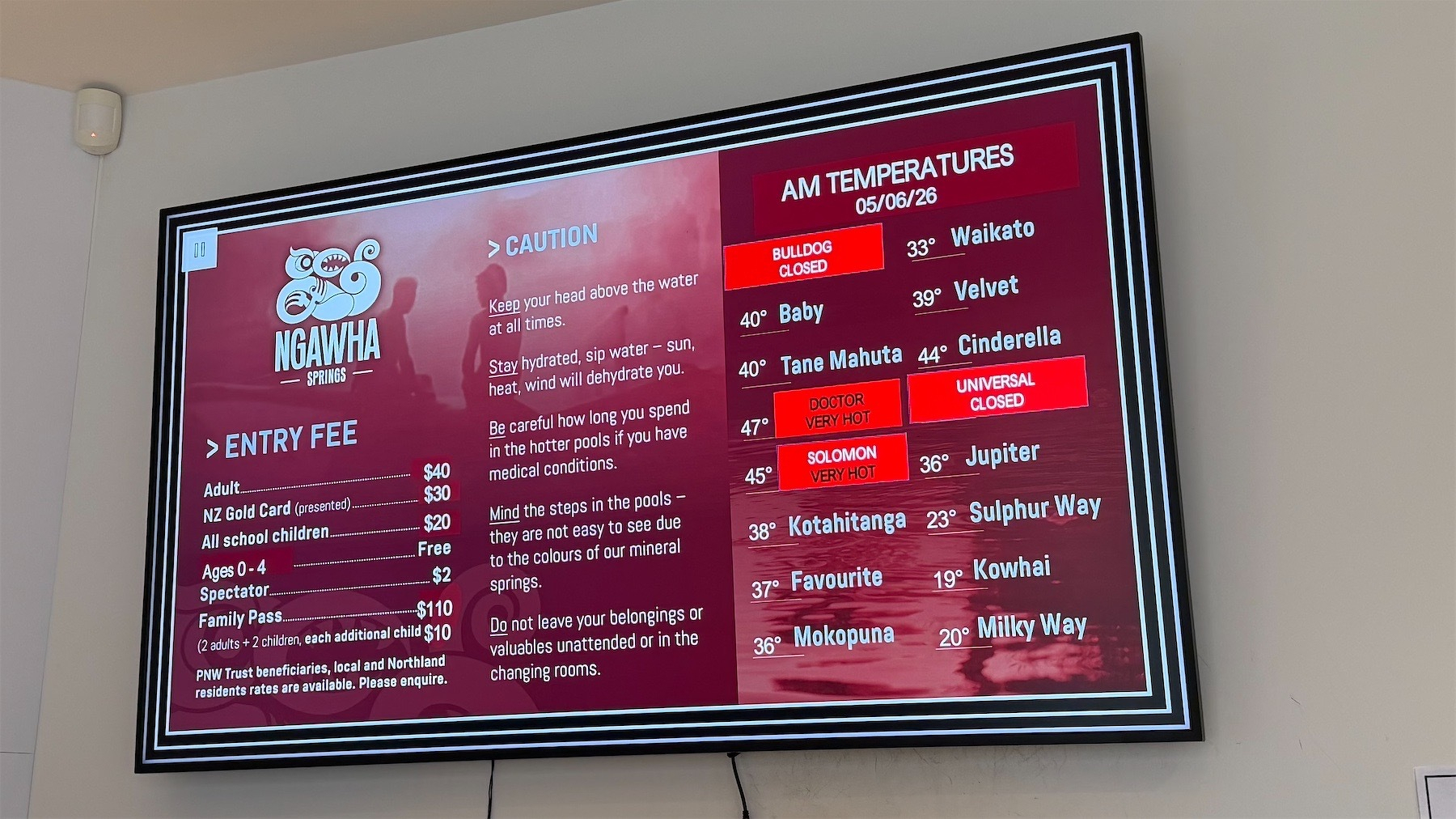 Board shows entry prices and temperatures of the different pools. 