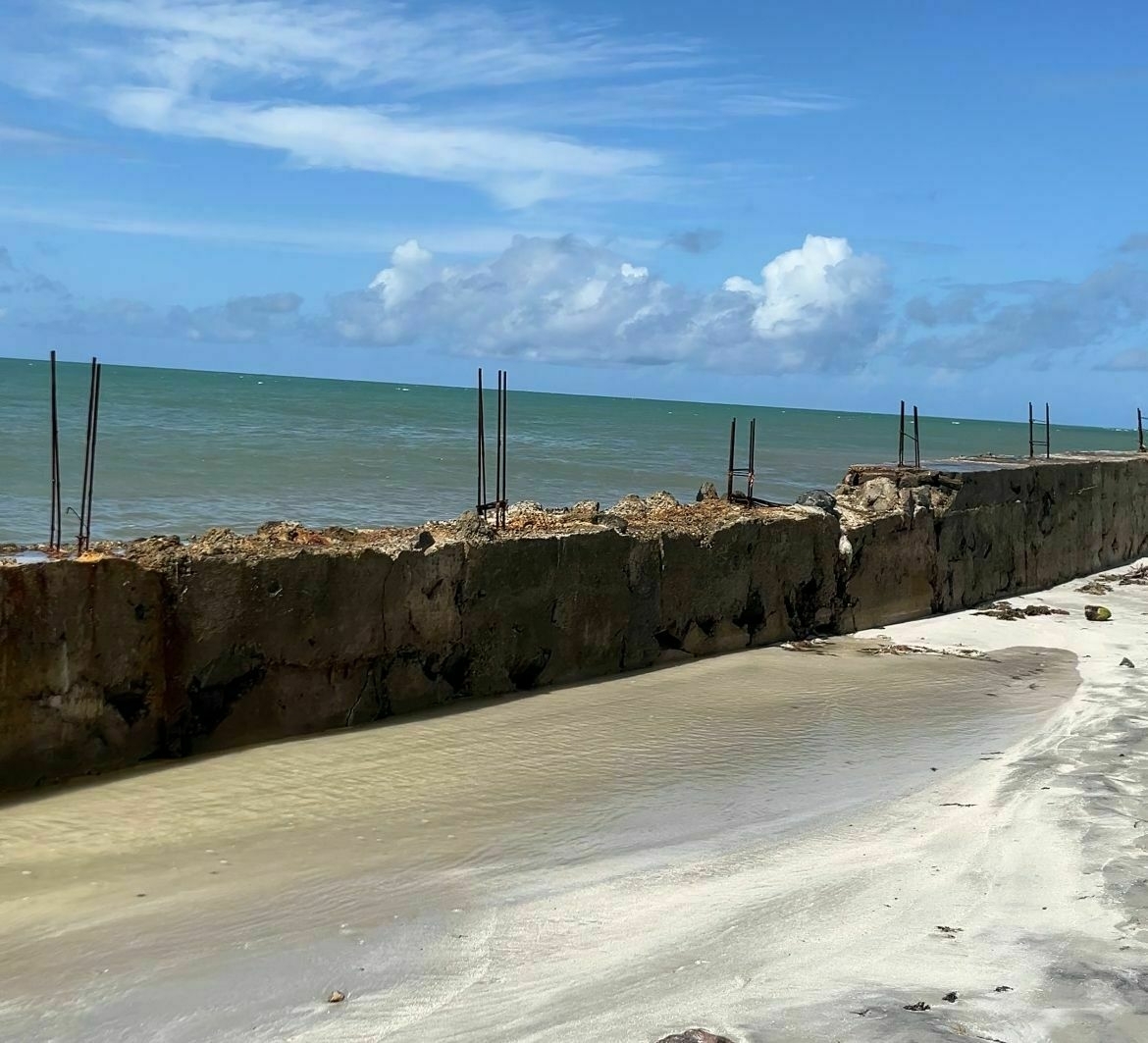 Retaining Wall in a beach near Recife. Photo by Diario de Pernambuco