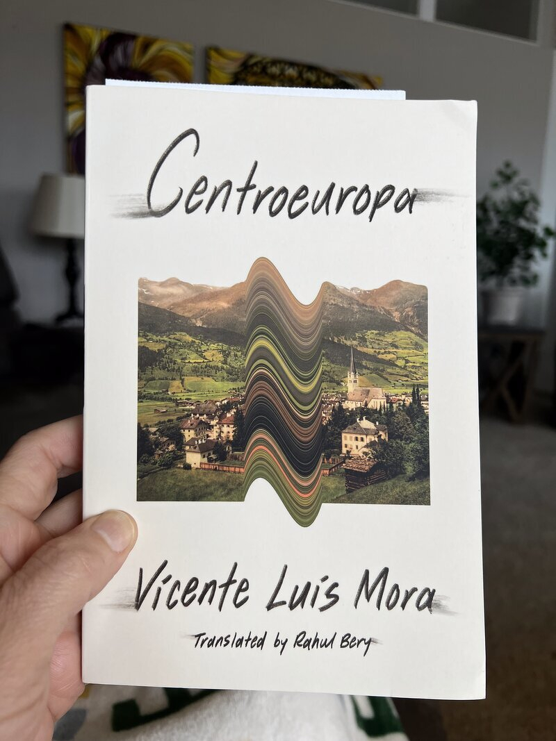 The cover of Centroeuropa by Vicente Luis Mora