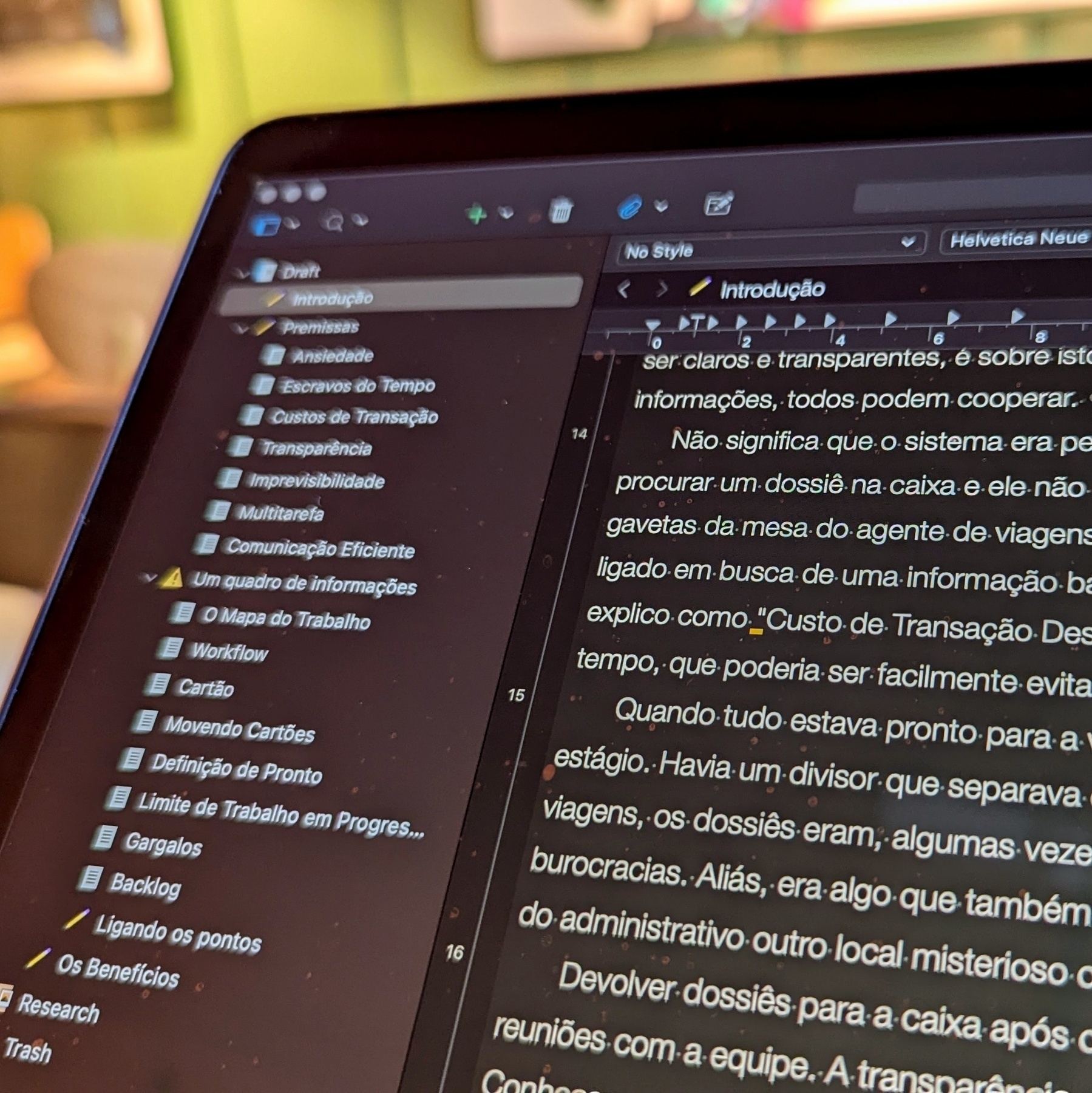 Auto-generated description: Tela de um dispositivo eletrônico exibindo um documento com texto em português e uma lista de itens à esquerda.