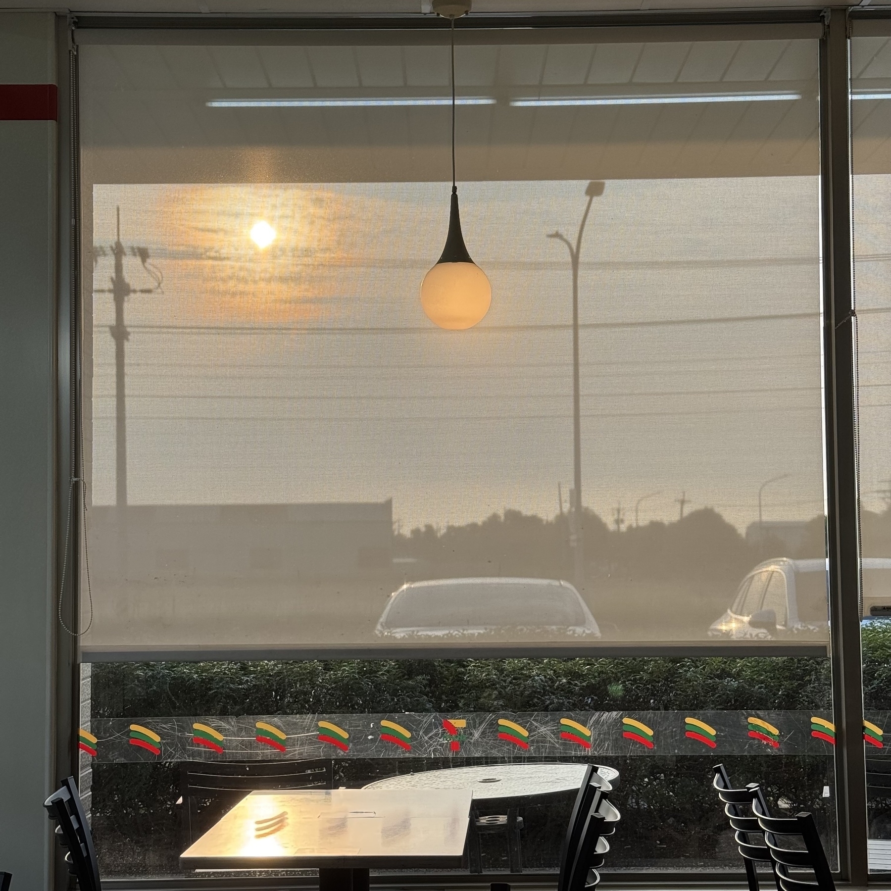 餐厅的窗户透出昏黄的夕阳光。