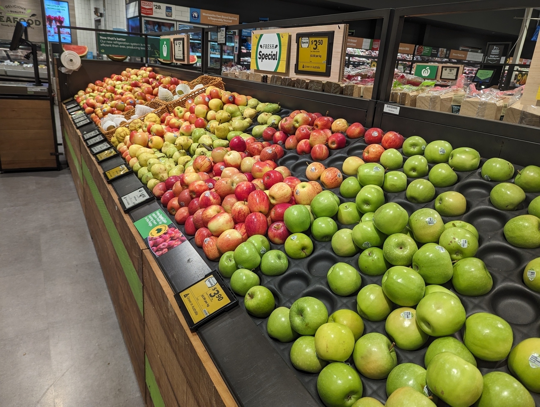 Supermarket display of apples for sale.