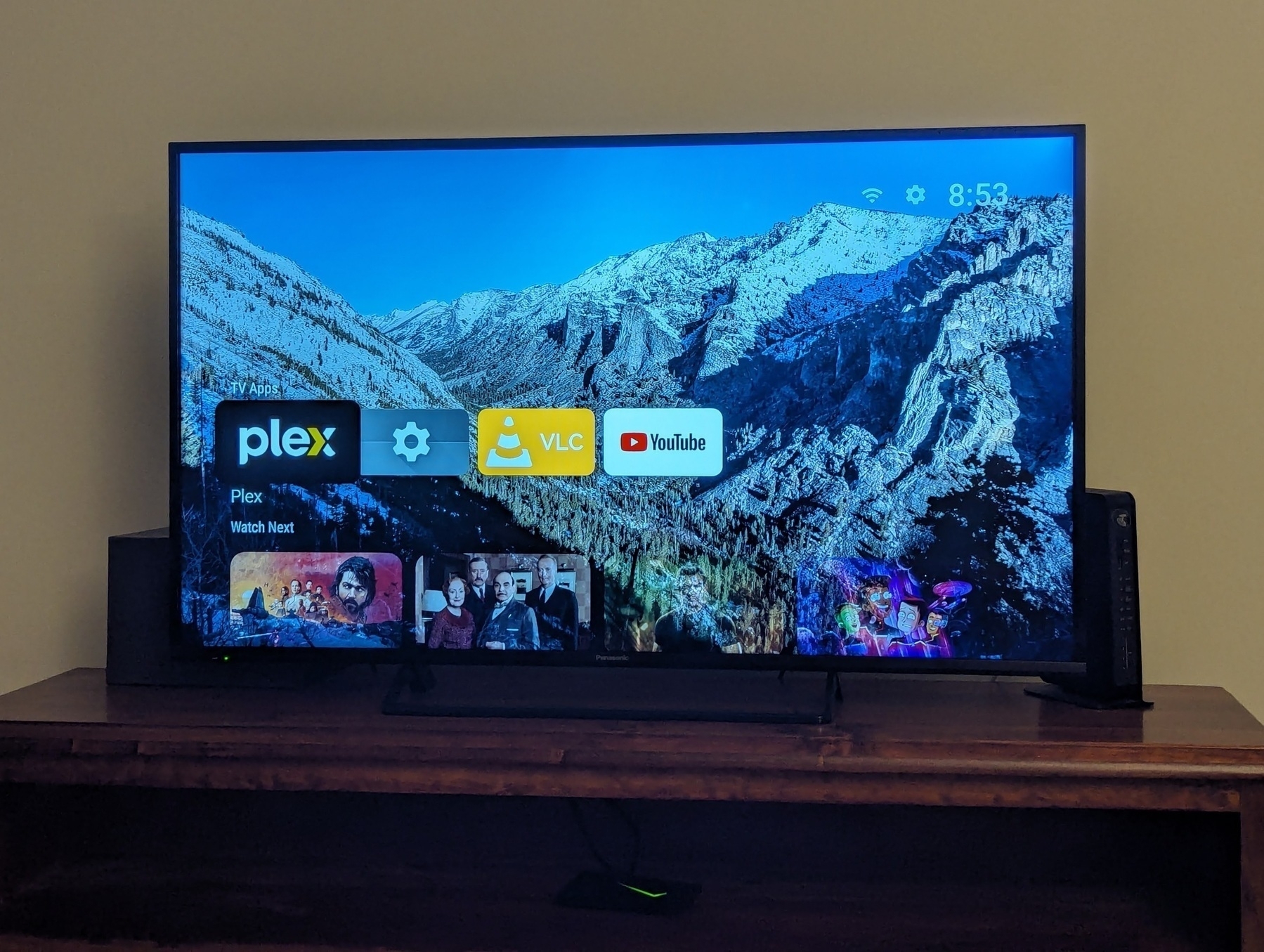Television showing the home screen of Projectivity Launcher