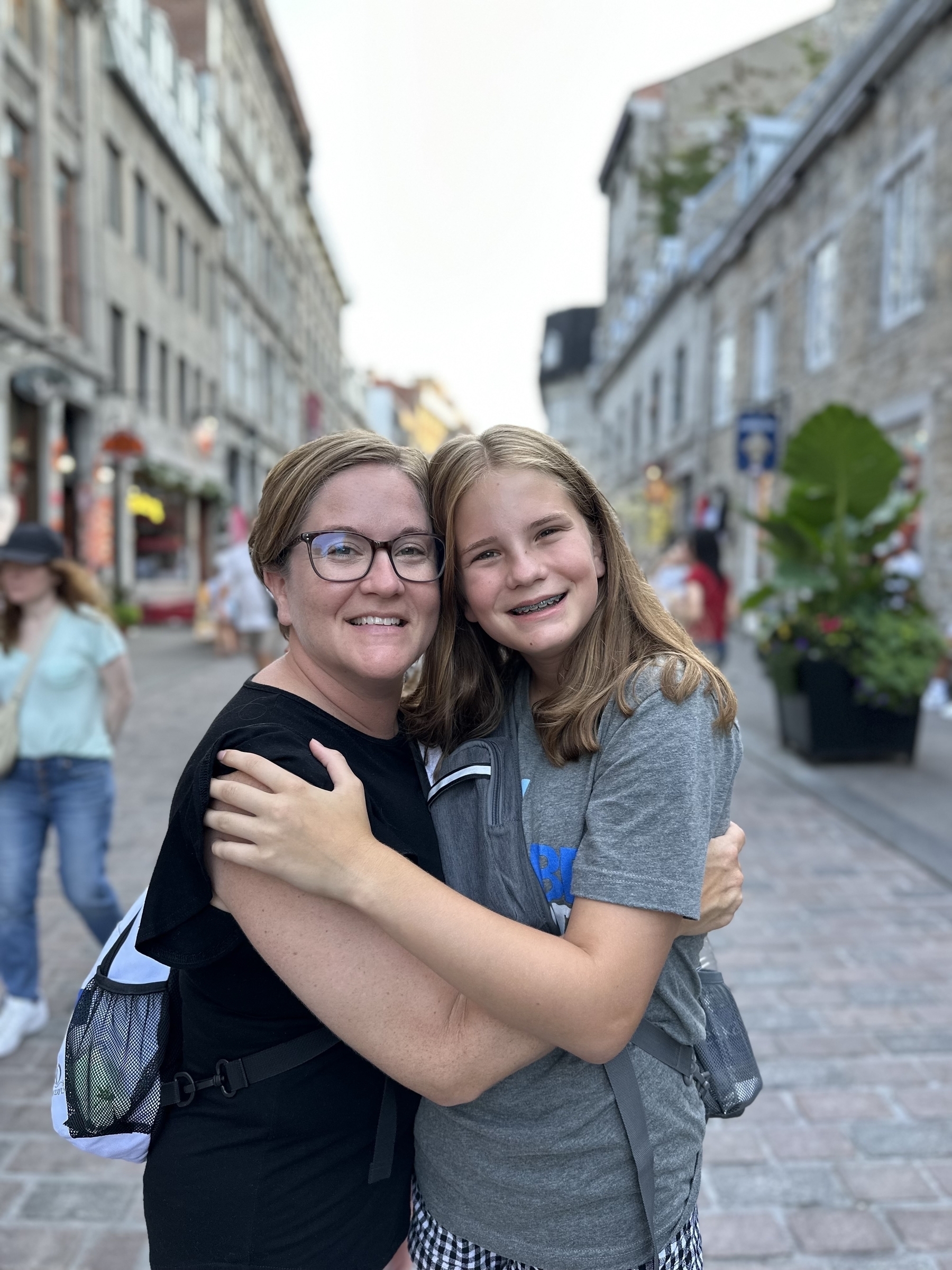 Mother and daughter posing at Rue Saint-Paul dans le Vieux-Montréal