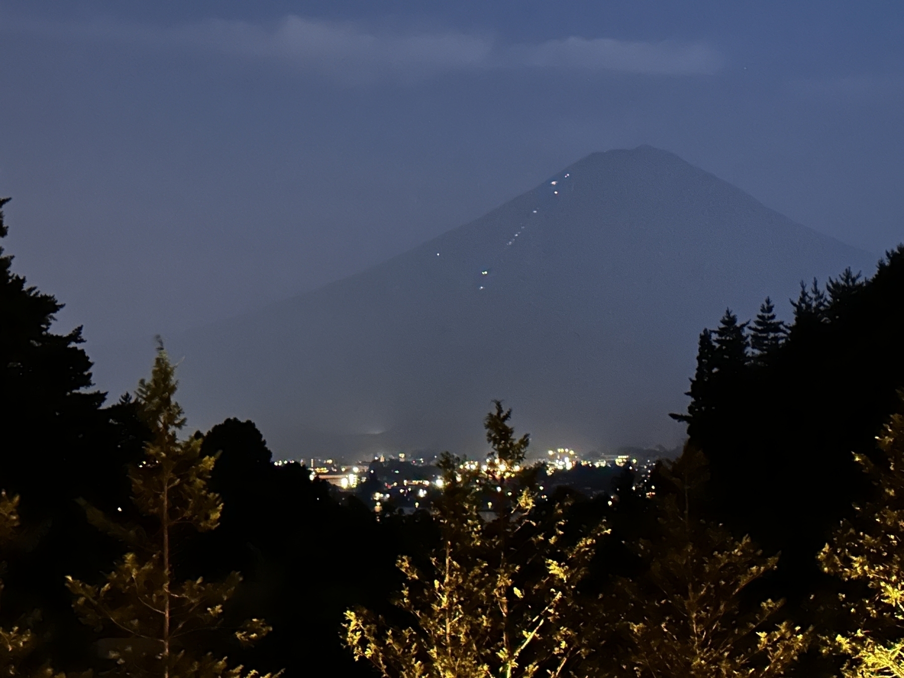 Lights of the nighttime hikers on Mt. Fuji. (3-second exposure.)