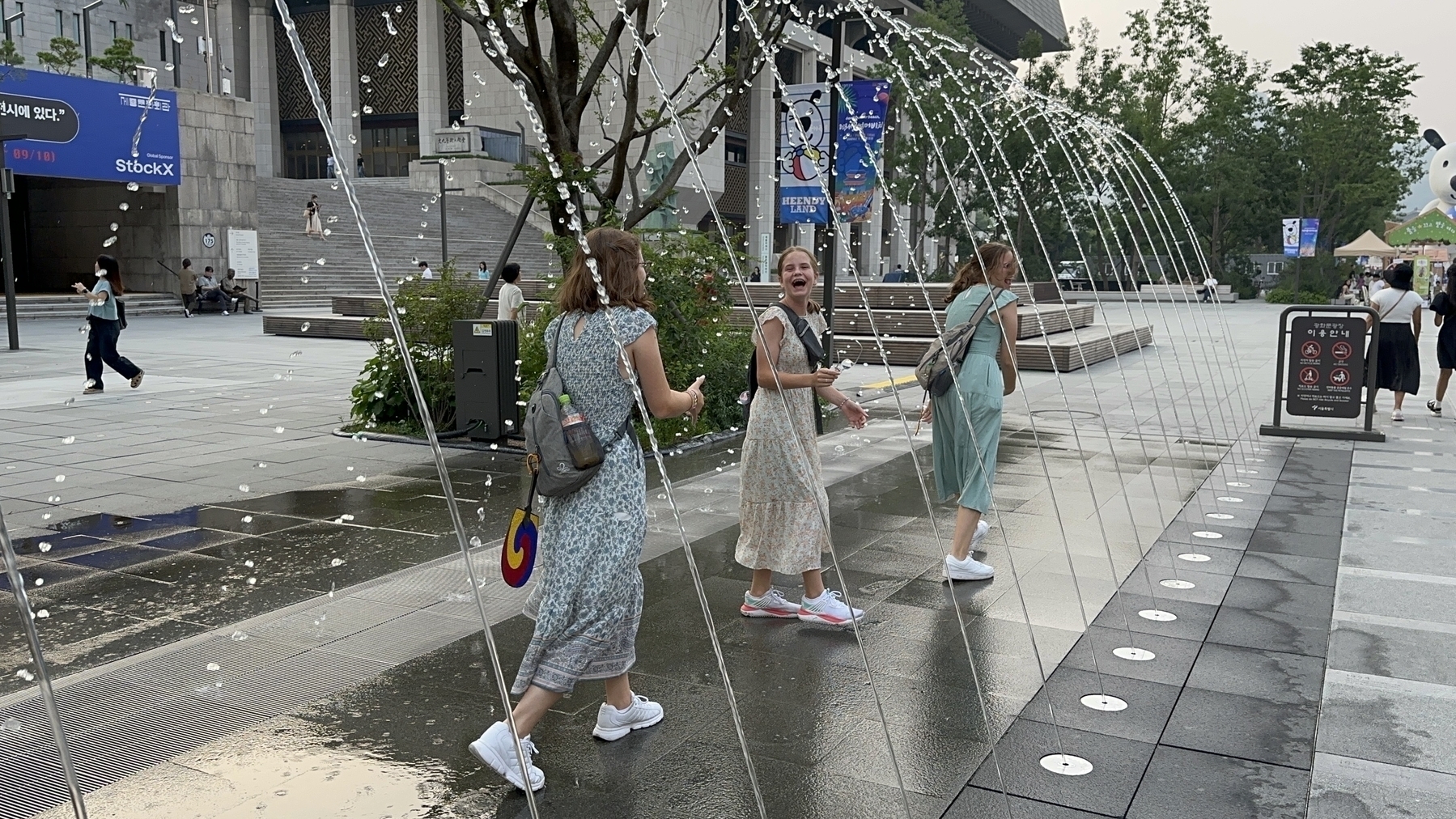 Wandering through fountains in Seoul 
