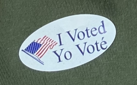 A sticker that says “I voted / Yo voté”