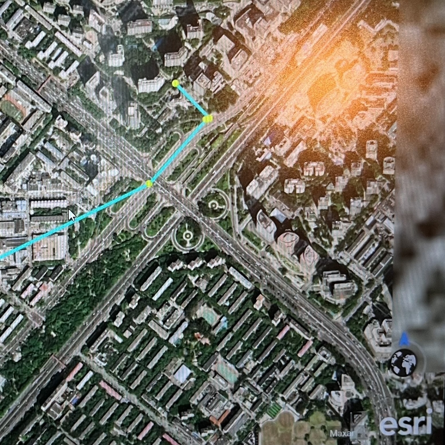 A satellite map shows urban roads and buildings with a highlighted blue and green route.