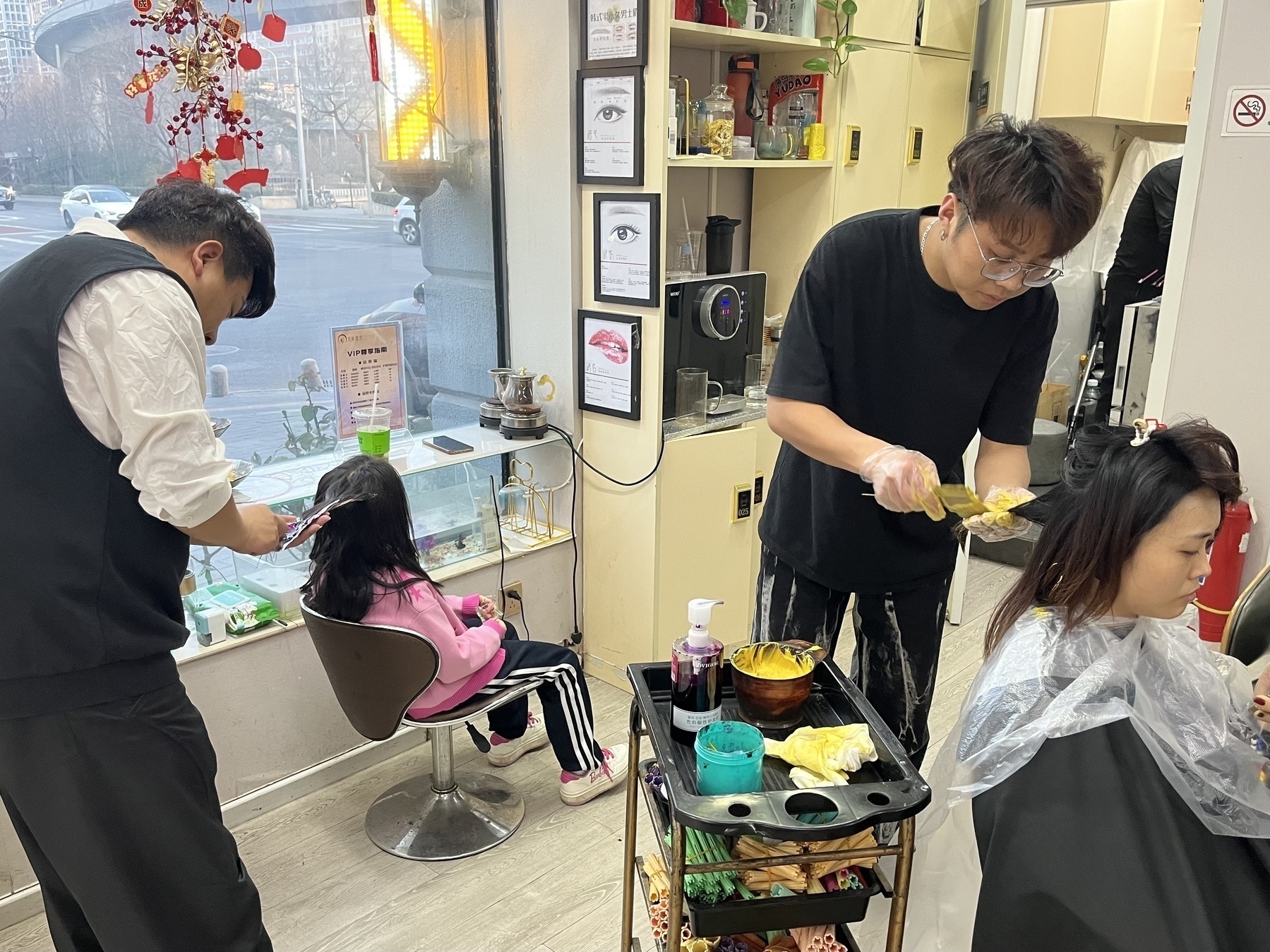 Xiaoyan had her hair dyed and trimmed, and Hamer had her hair dyed.