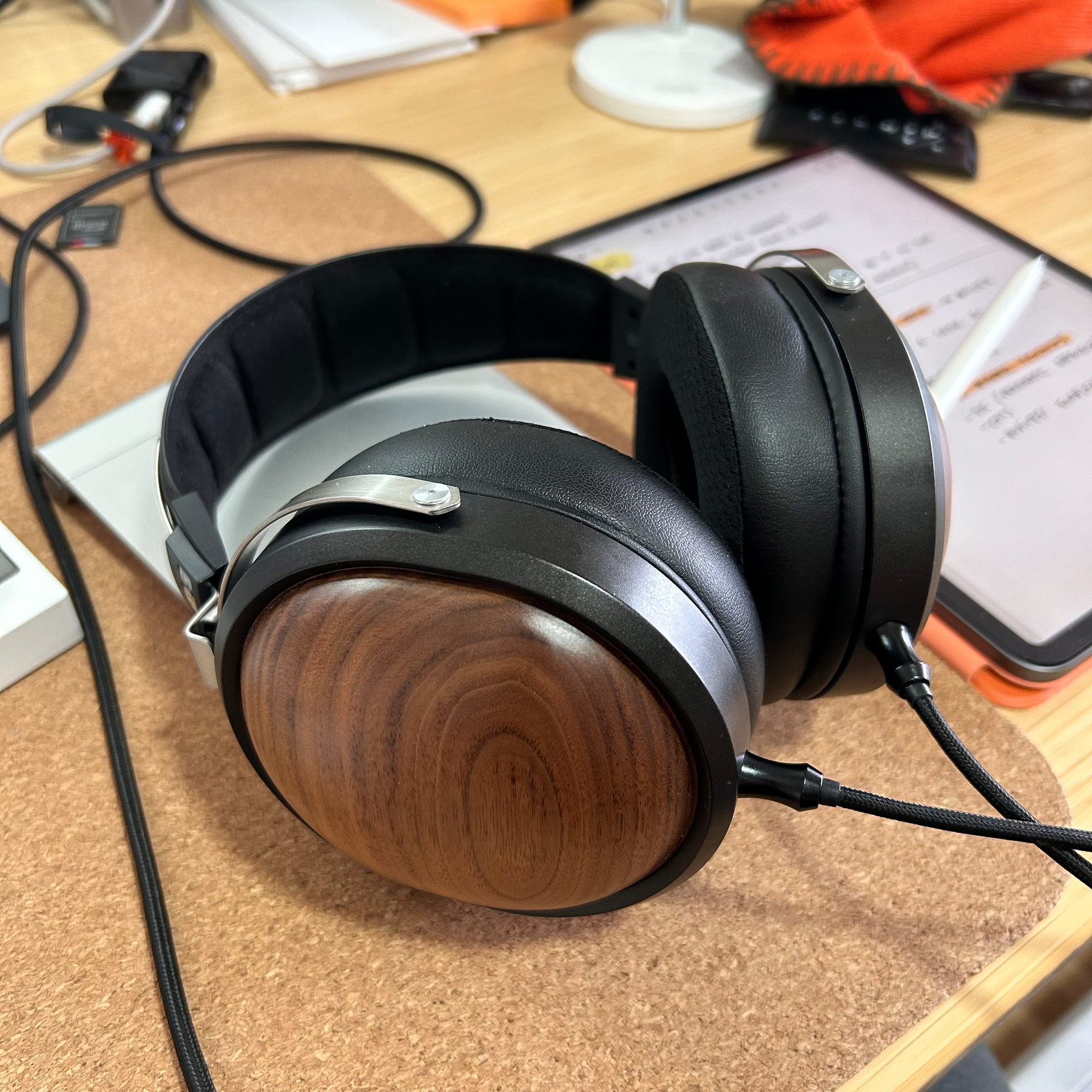 Foto de unos auriculares Fiio FT1 en color negro y madera, descansando en mi mesa de trabajo