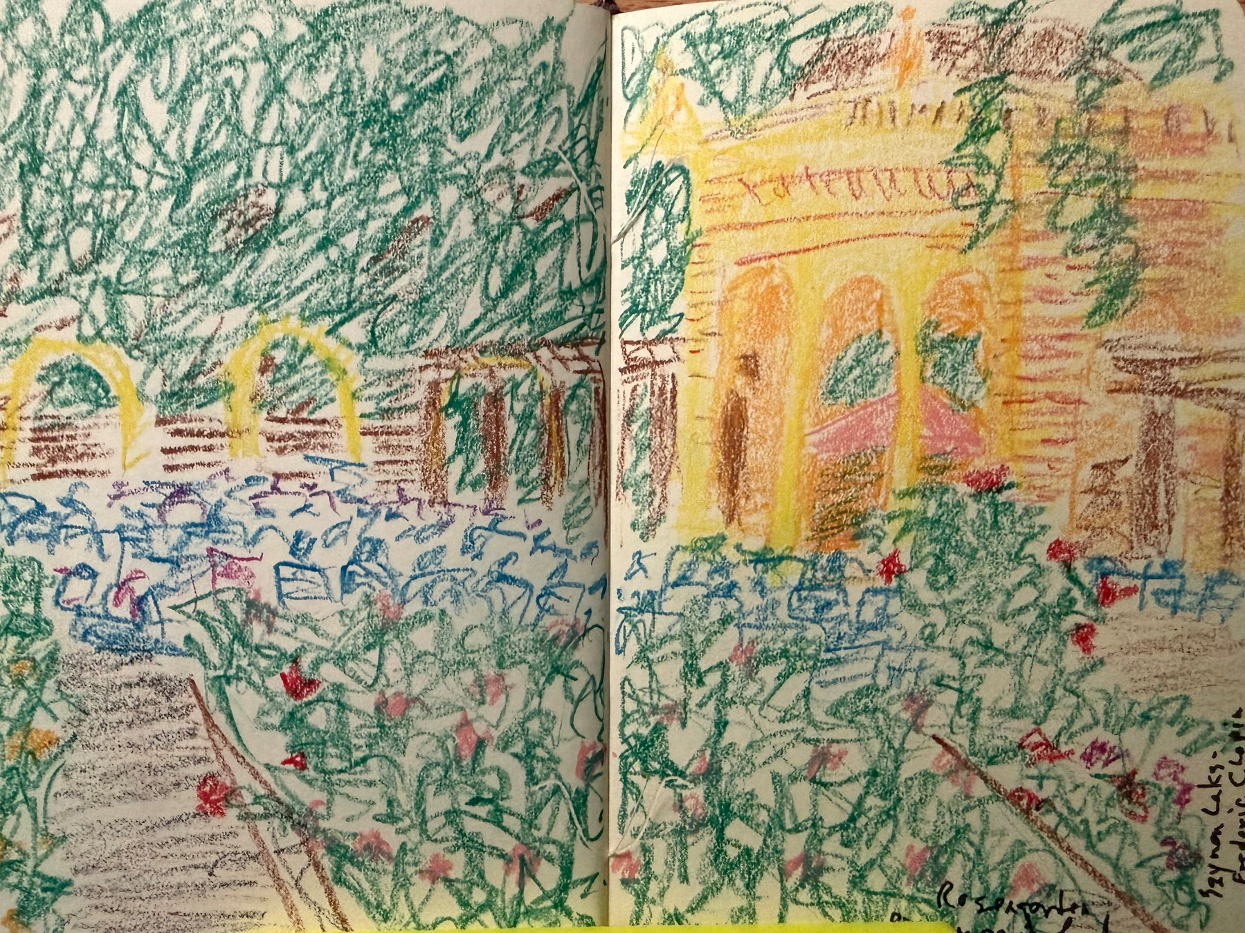 Ein farbenfrohes, mit Wachsmalstiften gezeichnetes Bild zeigt einen Garten mit zahlreichen Stühlen neben einem Gebäude mit Bögen und Rosensträuchern und Bäumen.